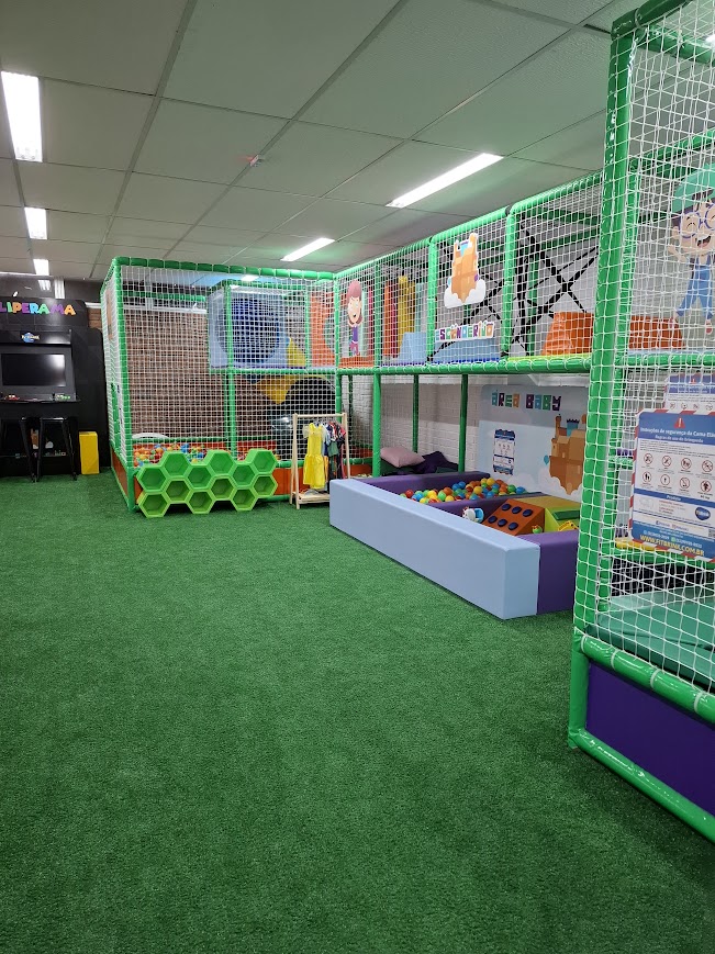 Salão completo — brinquedão e fliperama