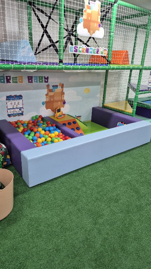 Área Baby com brinquedão ao fundo